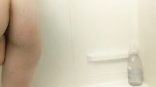 Eelet - Riding a Dildo and the Showerhead