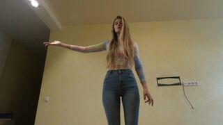 A blonde gave herself to her neighbor, who didn’t expect it