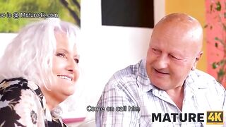 Guy fucked a fat mature woman on her table in front of her husband