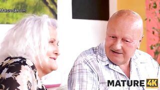 Guy fucked a fat mature woman on her table in front of her husband