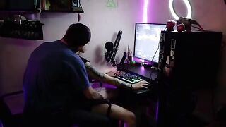 The gamer girl gets her pussy railed while playing Destiny 2, a wild ride!