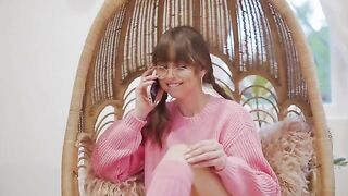 Skinny babe Riley Reid masturbates on the phone for you