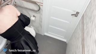 The first date with a hot guy ended for Lesya Moon in toilet
