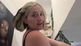 A hot chick prefers to fuck instead of receiving money
