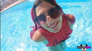 Ex-girlfriend overcomes her spider phobia through intense action