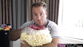 Learn how to pick up babes like Skylar Vox with Chad White’s tips