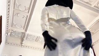 Resident Evil Village cosplay with giant Lady Dimitrescu