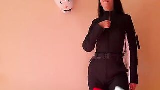 The stepmom is very sexy and a real professional in sex