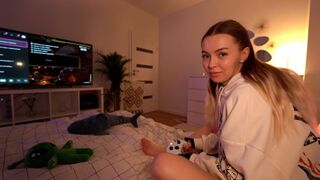 Instead of playing, the girl got a great fuck and squirt