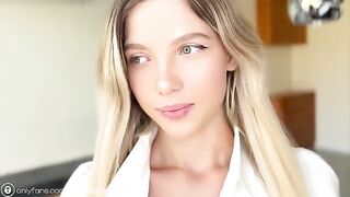 A hot student-neighbor seduced her photographer, getting a huge cumshot on her face