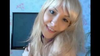 Blondie plays with her pussy using her fingers in this hot video
