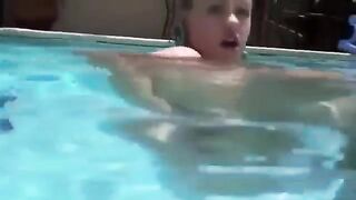 Babe played with a dildo in her ass while sitting in the swimming pool