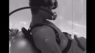 While the guy was diving, he made an aqualung specialist a blowjob