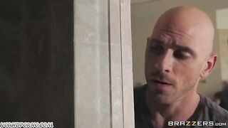 Babe called the guy and invited him to fuck in bedroom