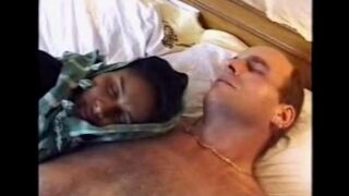 A drunk black woman was caught by a stranger in the street