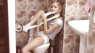 A hot chick made a surprise in the public toilet, showcasing her stunning natural assets