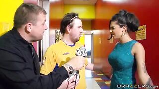 A group of boys fucked a naive girl in public, what a shame!