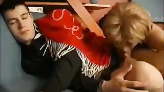 A mom woke up her son with a blowjob, what a fuck?
