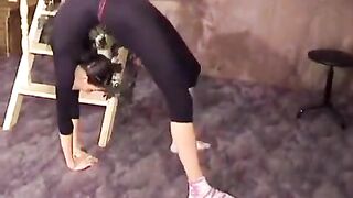 The guy stretched the flexible gymnast’s pussy with passion