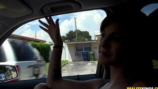 Skinny babe agreed to have sex for free with a pickuper in his car