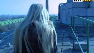The tourist gave a free excursion to the ass in the mountains