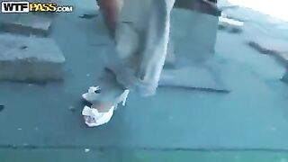 The tourist gave a free excursion to the ass in the mountains