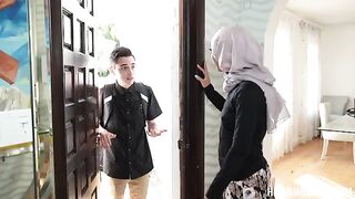 The girl found a phone and called the owner, but he did not answer