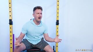 The guy fucked pretty and sexy girl with big tits in the gym locker room