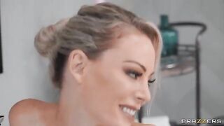 The guy is having fun with MILF in the bath, and she’s amazing