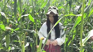 A security guard caught a thief in the cornfield and fucked her orally