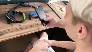 A streamer girl has sex with her boyfriend for the first time