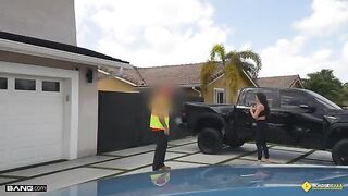 A girl has sex with a guy in the garage, it was funny