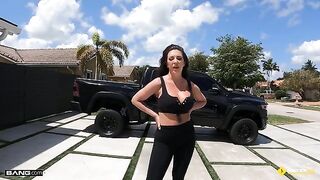 A girl has sex with a guy in the garage, it was funny