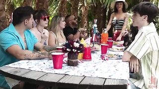 A man gave the guy a master class in making a blowjob right on the street