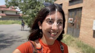 A daring girl decided to make a risky blowjob in public places