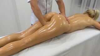 The masseur gave himself to a client with an amazing ass during the massage
